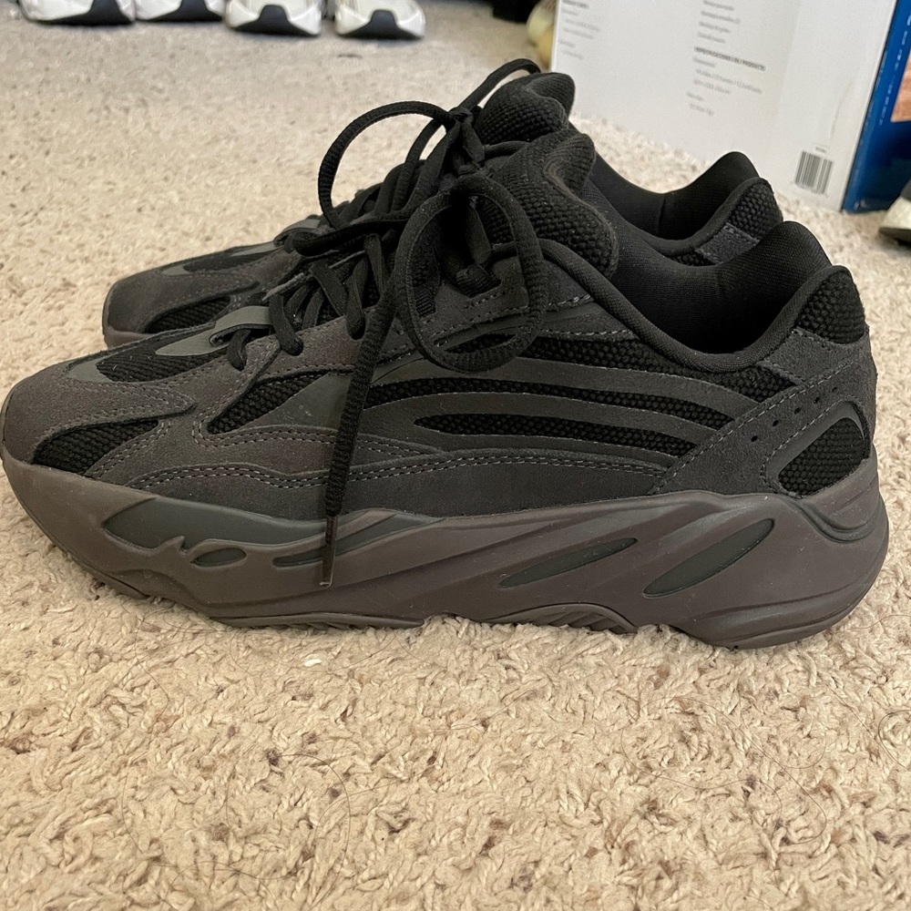 YEEZY BOOST 700 VANTA